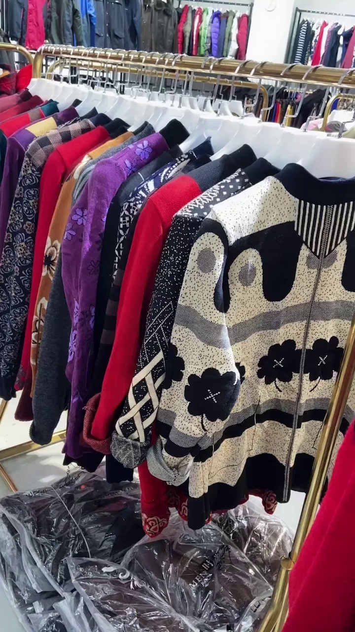 Clearance Bulk Wholesale Women's Middle-Aged Core Spun Sweater Mixed Colors One Size Chinese Clothing Stock Lots For Export - Image 1