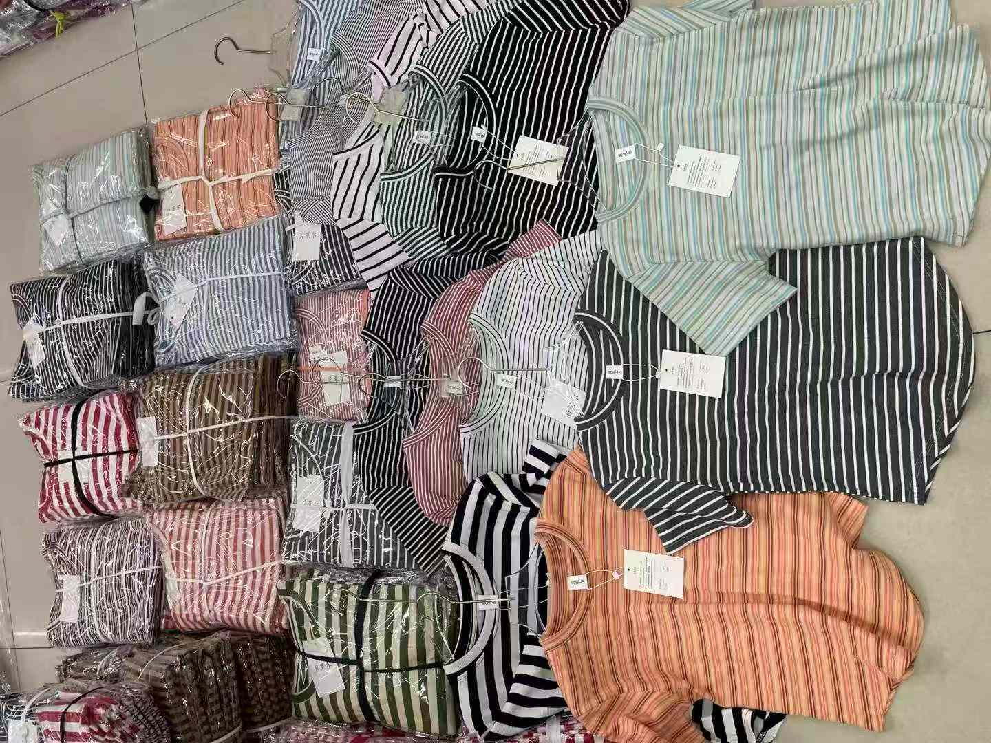 Full Bulk Clearance 1200PCS Women's Summer Vintage Striped Cropped T-Shirt One Size High Elasticity - Image 2