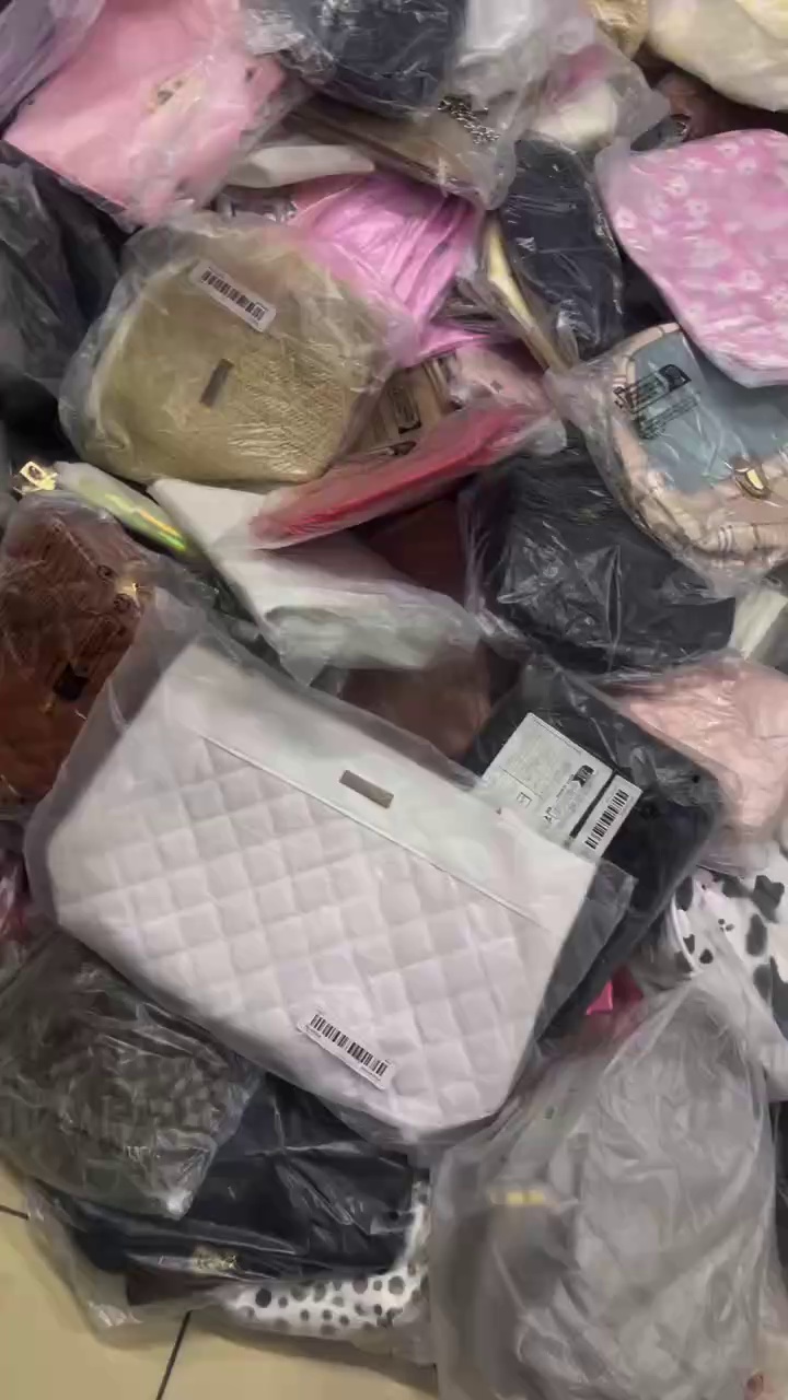 Clearance Bulk Assorted Women's Stock Bags 50000 Pieces For Wholesale Export - Image 1