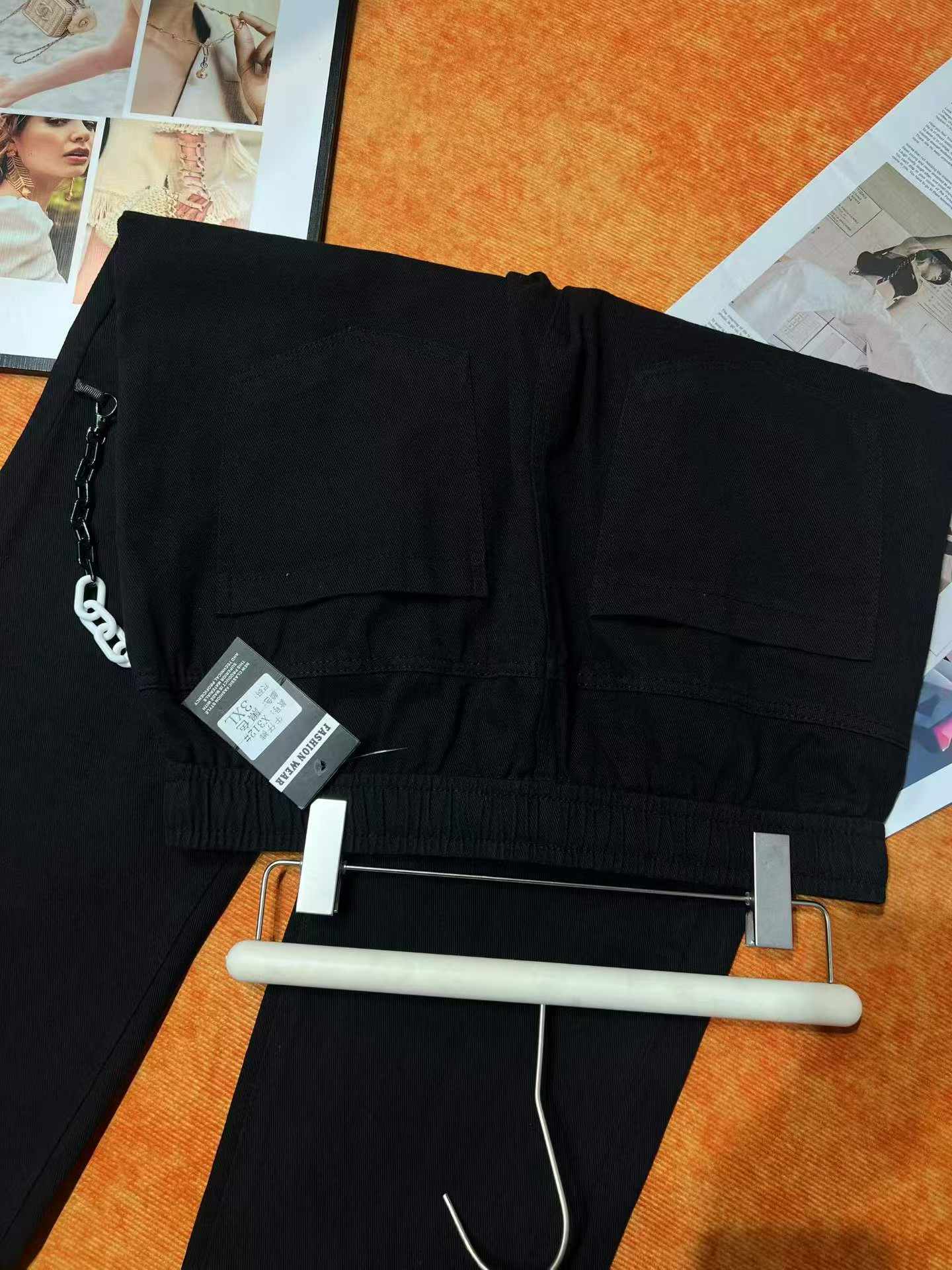 28 Pieces Unisex Trendy Chain Jeans Loose Wide Leg Stock Clearance Wholesale - Image 2