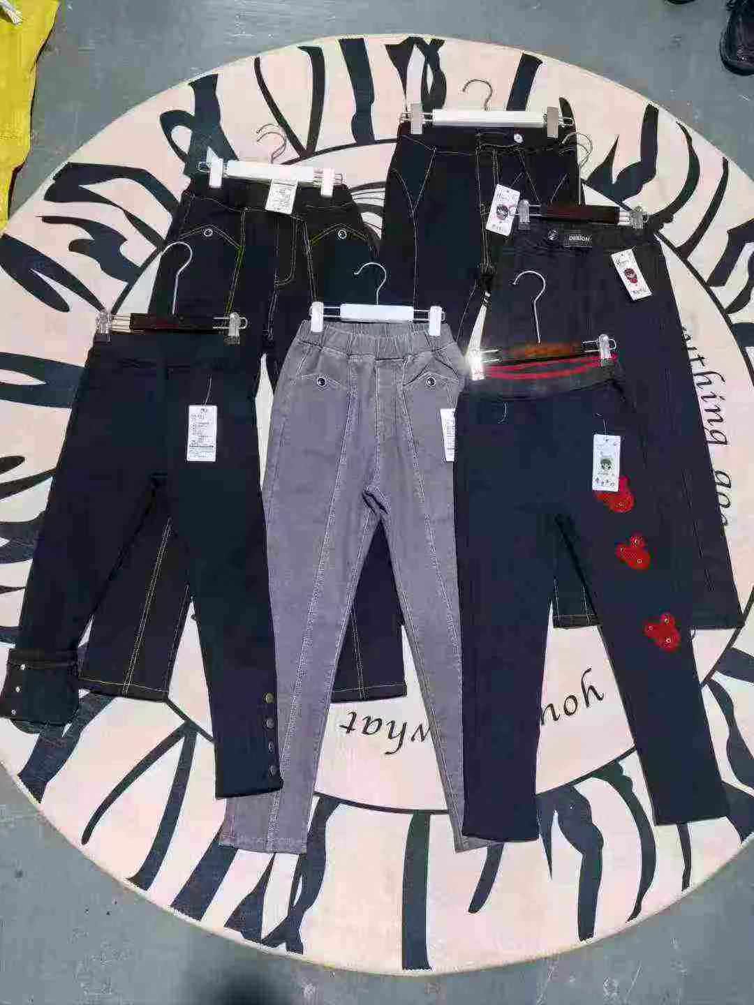 Around 1000 Pieces Bulk Kids Fleece Lined Denim Long Jeans Stock Lot, Mainly Black, With Tags & Individual Packaging - Image 2