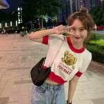 481 Pieces Bear Embroidery Knit Short Sleeve T-Shirt, Red White Color Block, One Size Cropped Crew Neck Loose Fit For Spring Summer - Image 1