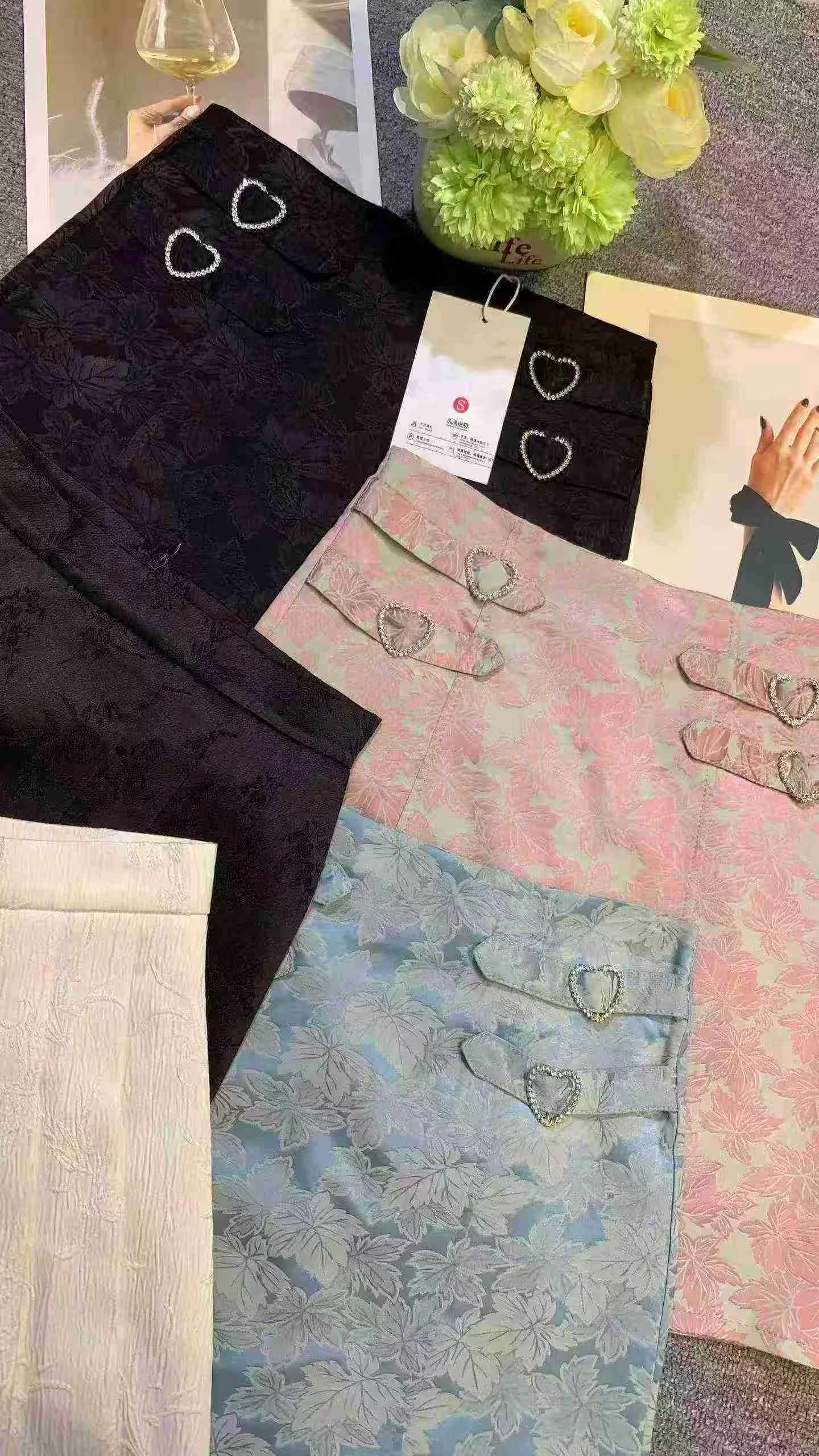 Clearance Sale: About 215 Pcs New Chinese Jacquard High Waist Slimming Pleated Skirts Stock Wholesale - Image 1