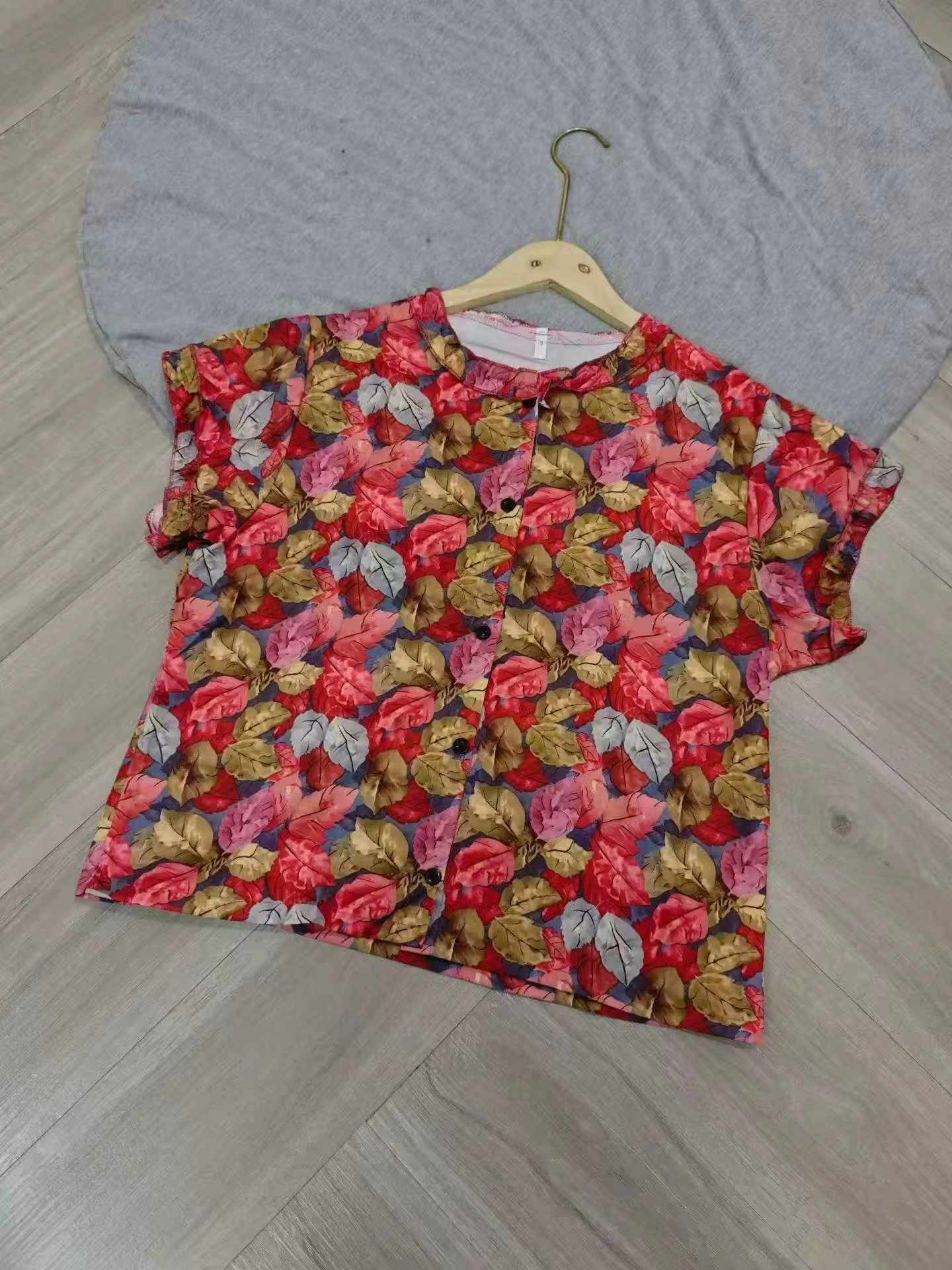 150 Pieces 2026 Summer New Maple Leaf Print Ruffled Short Sleeve Loose Women's Blouse - Image 2