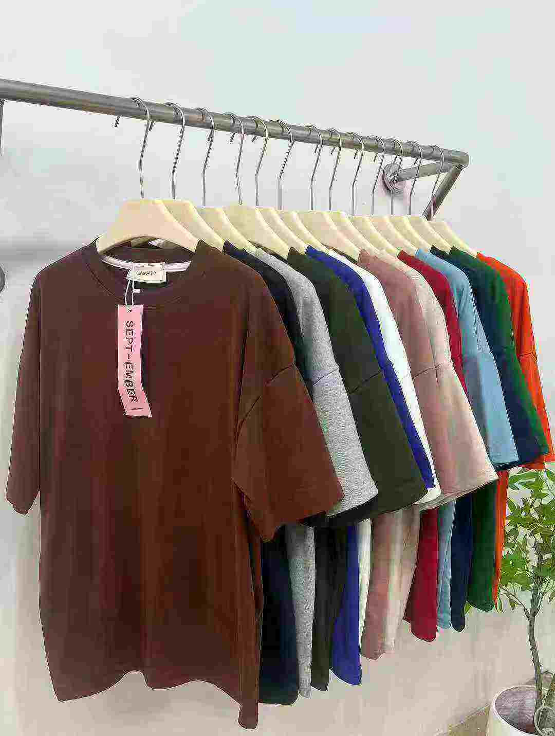 Factory Direct 10000 Pcs 300GSM Heavyweight Solid Cotton Plain Unisex Short Sleeve T-Shirts Bulk Clearance - Image 1