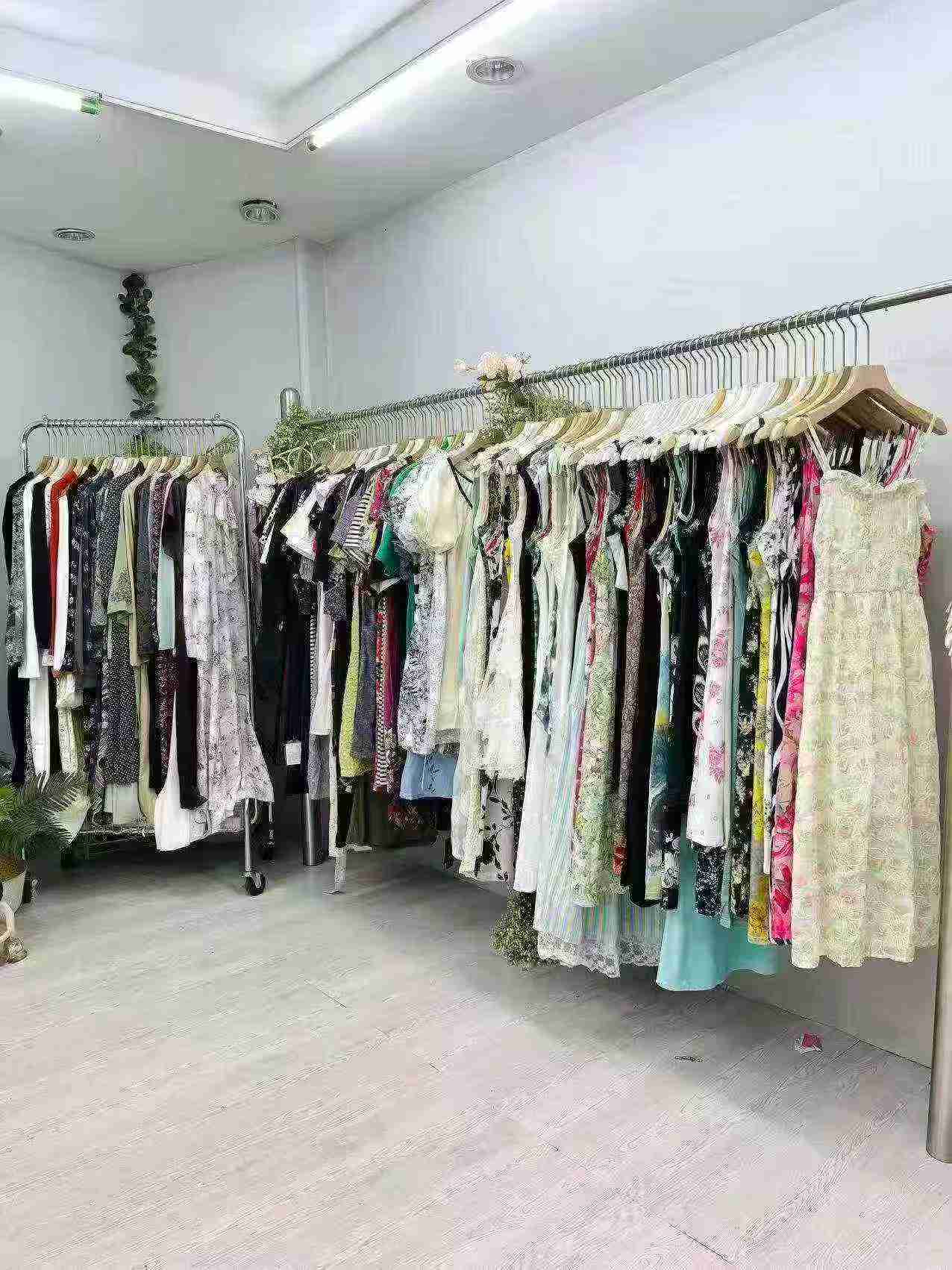 Assorted Dresses Stock Collection, Total 7069 Pieces, Sizes S to 3XL, Bulk Clearance 5.0 CNY Per Piece - Image 1