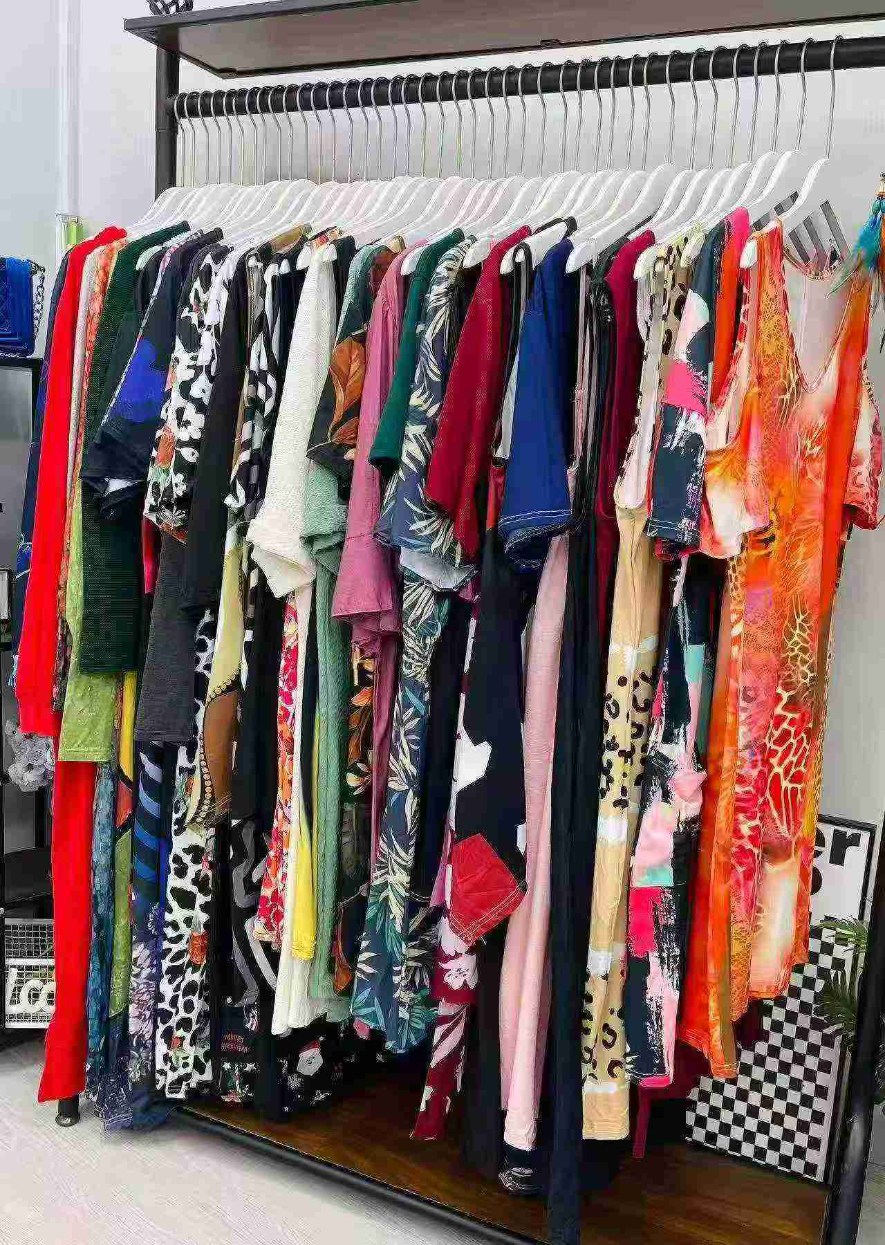 425 Pcs Mixed Sizes Foreign Trade Style Dresses Clearance Stock Wholesale - Image 1