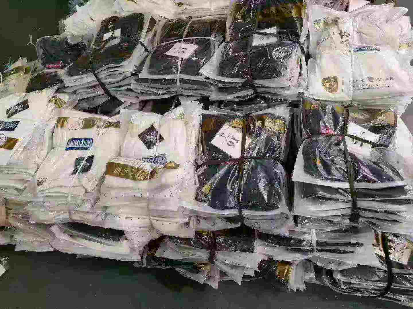 540 Pieces Men & Women INS Trendy Ripped Loose Straight Casual Long Pants With Hang Tags - Image 2