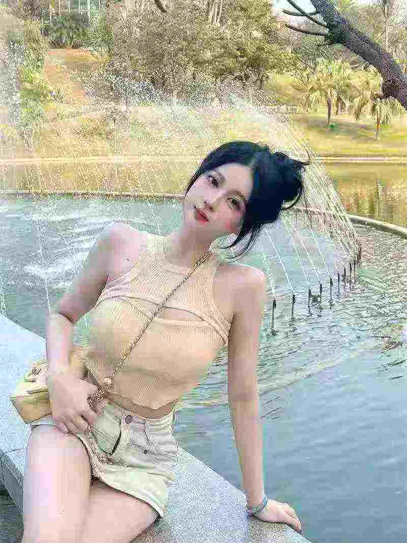 Sexy Hollow Out Vertical Texture Slim Fit Sleeveless Cropped Tank Top Bulk Clearance Wholesale - Image 2