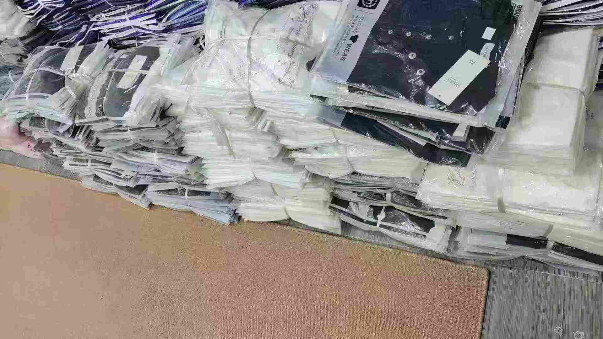 Clearance Bulk Stock 272 Pcs Minimalist Fashion Sexy Cotton Short Sleeve T-Shirts 2 Colors 4 Sizes - Image 2