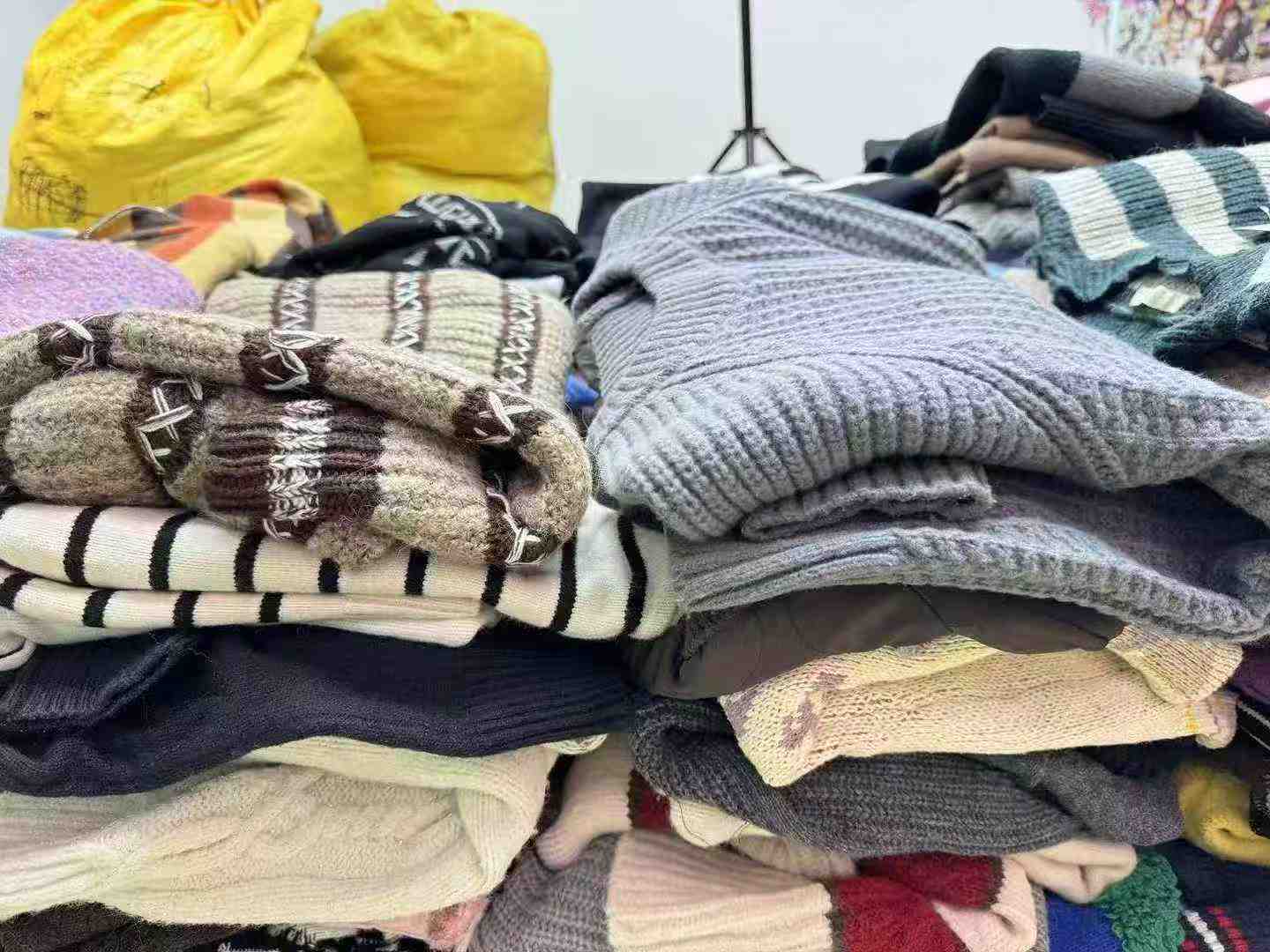 Women's Washed Thick Sweater Bulk Stock, Full Clearance Wholesale 3.3 CNY, Individually Packed With Hangtags - Image 1