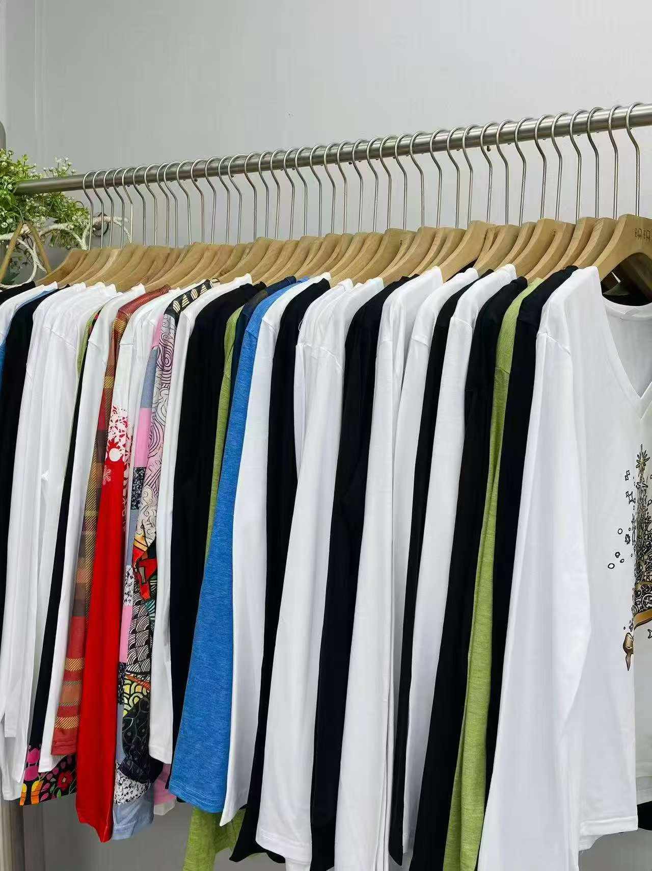 Bulk Clearance Long Sleeve T-Shirts 1760PCS Mixed Sizes Chinese Clothing Stock Lots Wholesale Export - Image 1