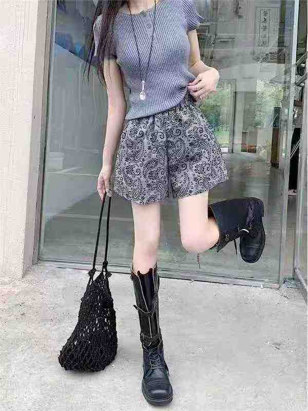 Clearance 963 Pieces Viral Jacquard Texture Slimming Women Casual Shorts Chinese Clothing Stock Wholesale - Image 1