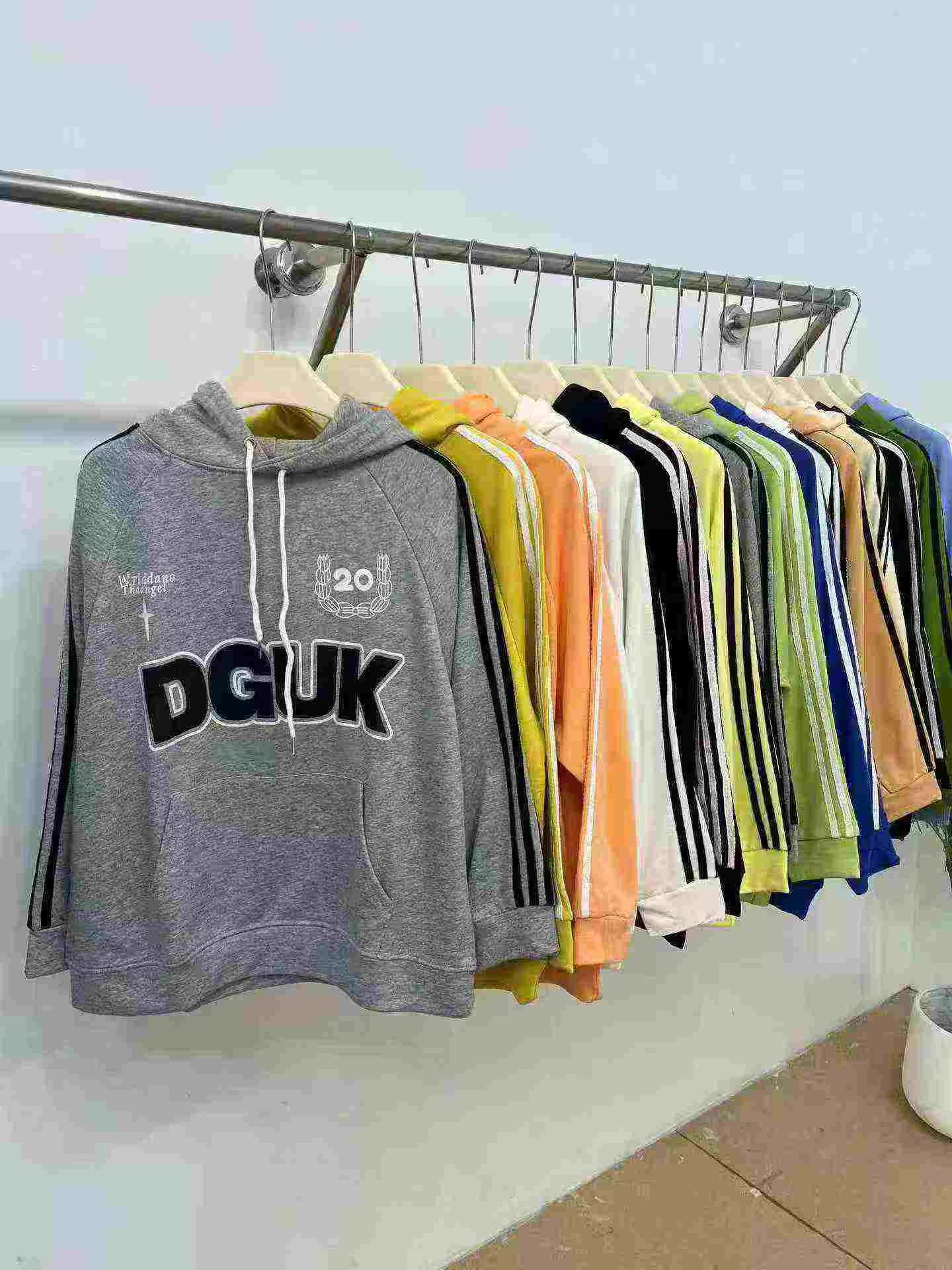 American Retro Street Style 3-Stripe Oversized Cotton Terry Unisex Hoodies 4247pcs Bulk Stock Clearance - Image 1