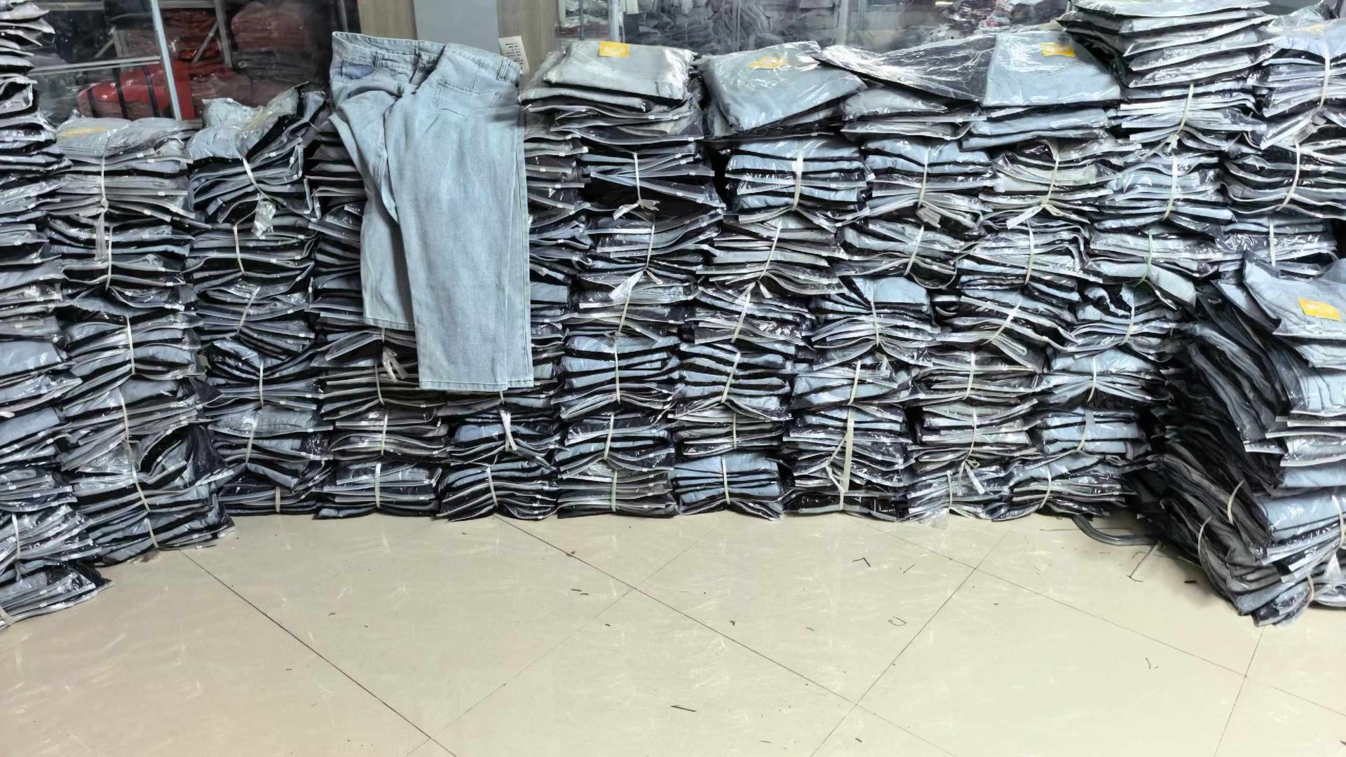 About 770 Pieces Spring Summer New Unisex Fashion Printed Harem Dad Denim Jeans With Tags Individual Packing Stock Wholesale - Image 2