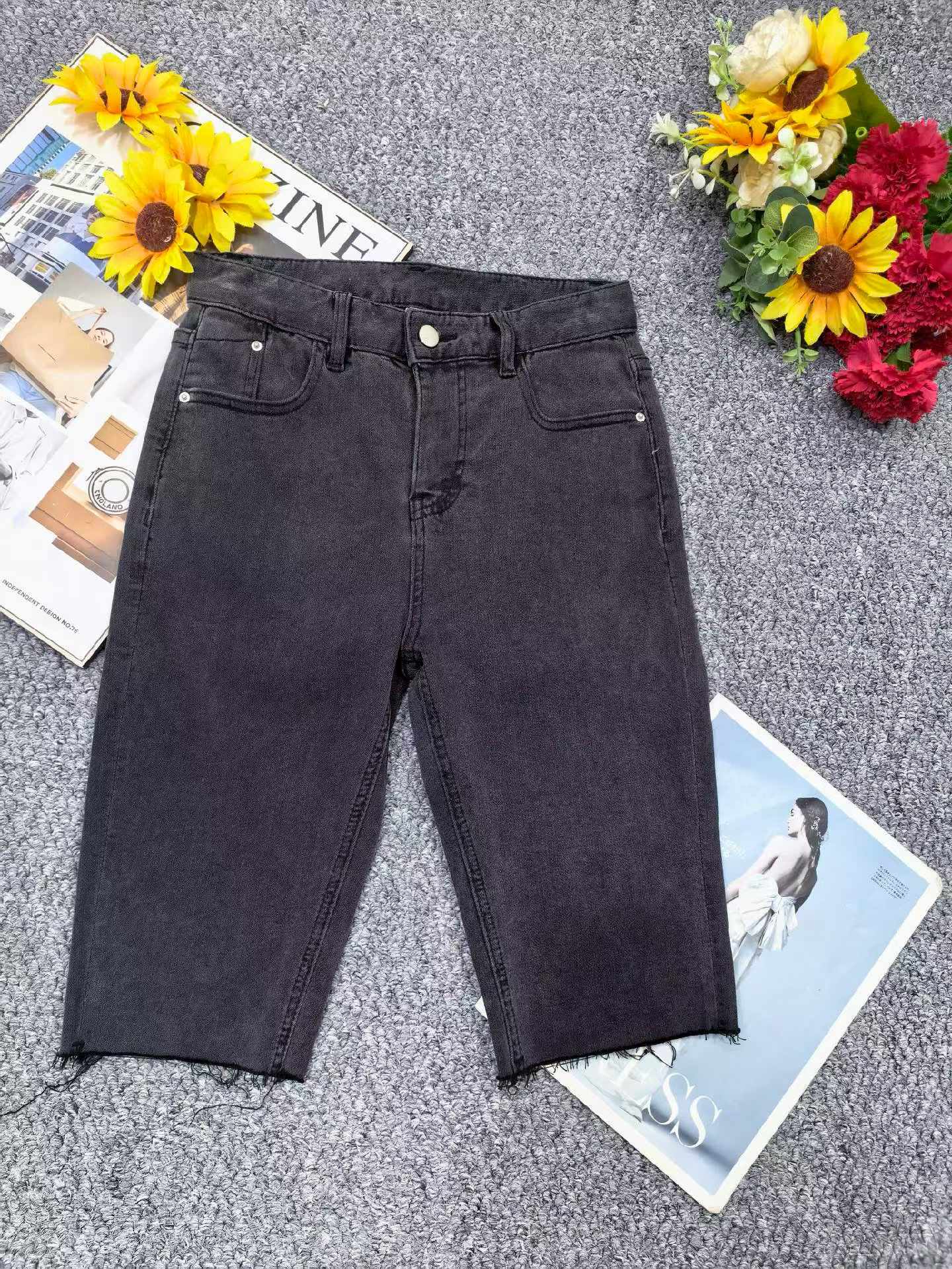 Summer New High Stretch High Waist Slimming Fitted Frayed Denim Five-inch Shorts, About 200 Pieces For Bulk Wholesale Clearance - Image 1