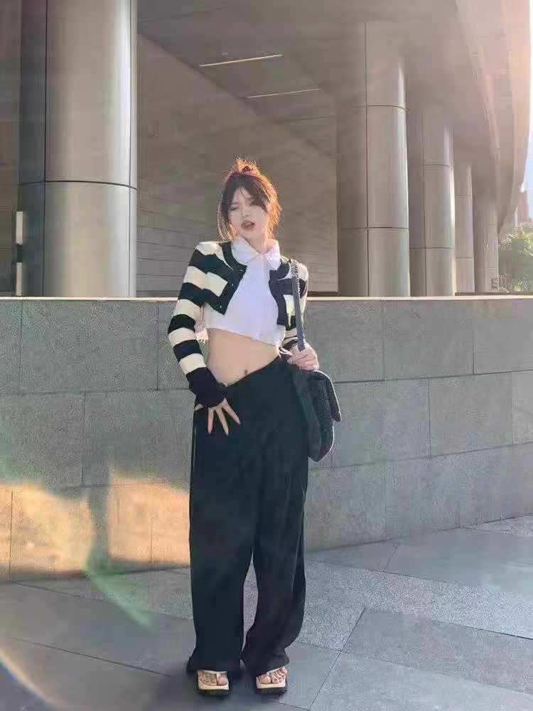 Approx 80 Pieces One Size Korean Style Color-blocked Classic Stripe Fashion Knit Cardigan - Image 1